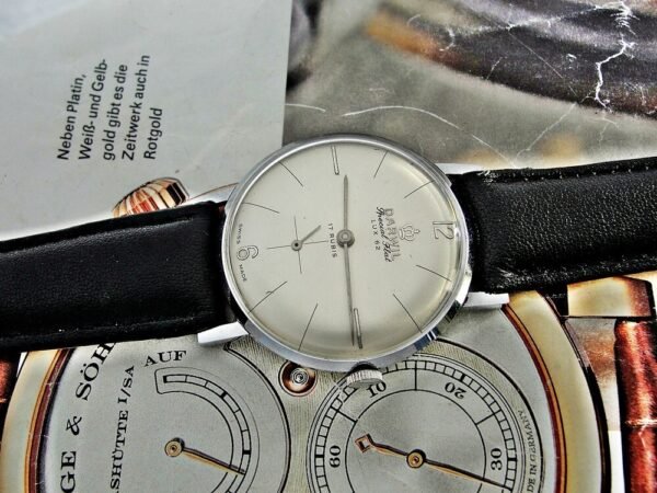 Very nice Swiss Darwil Special Flat watch from 1962.
